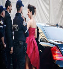 Kate Beckinsale greets the NYPD. 17__MG_5238