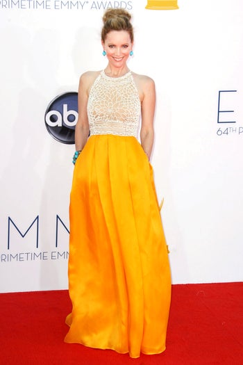 emmys-dresses-leslie-mann