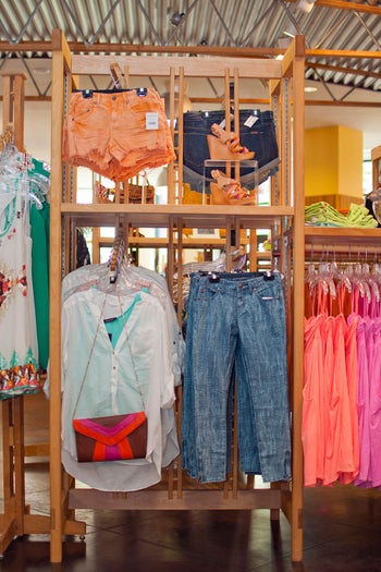 12_southMoon_Refinery_ShopGirlsVA_05
