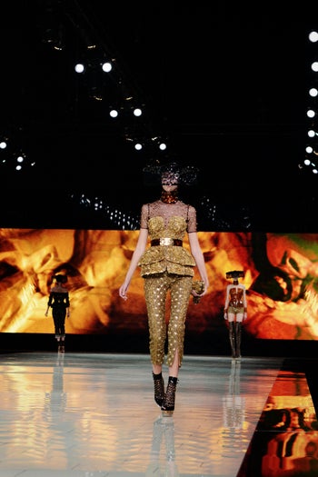 23_McQueen_SS13_NinaW_24