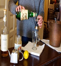 First, place the dried ginger in a paper tea bag and steep in freshly boiled water to create a ginger tea. Then, pour the Scotch, amaro, and lemon juice into a tall mug and stir. 14_Step-1