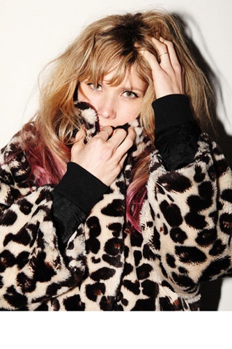 Oh Land Musician Style - pink tips